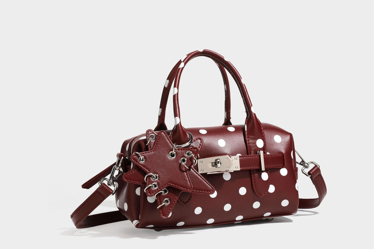 Kleine, strukturierte Mini-Henkeltasche mit Punktmuster, Sternanhänger, Schnallendetail auf der Vorderseite, zwei Henkeln und abnehmbarem