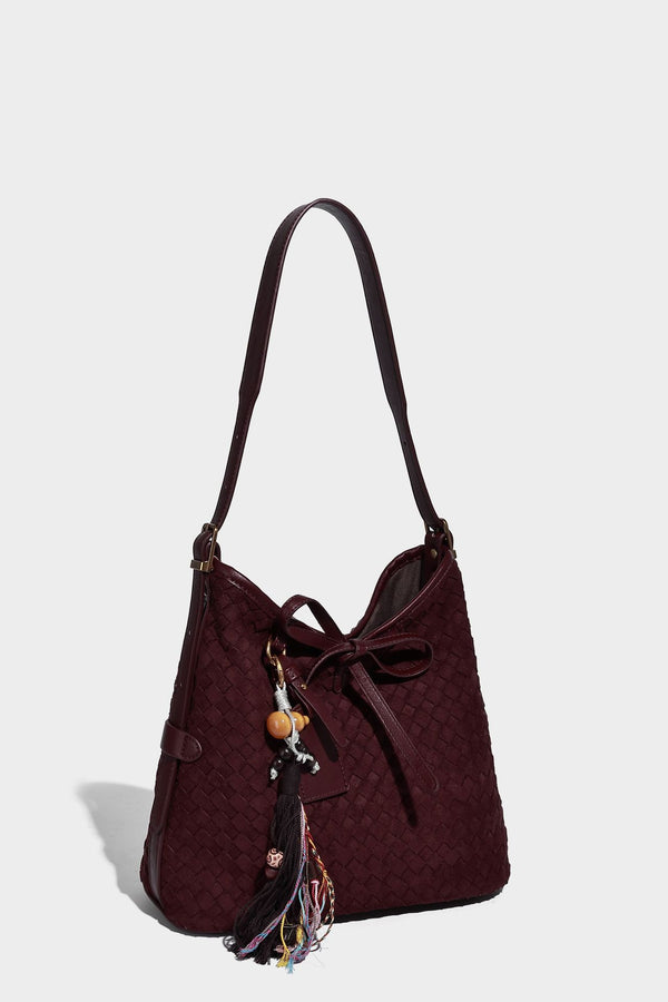 Dunkelbraune Beuteltasche mit Flechtstruktur, Knotenverschluss, goldfarbenen Beschlägen und verstellbarem Schulterriemen, Detailansicht 26