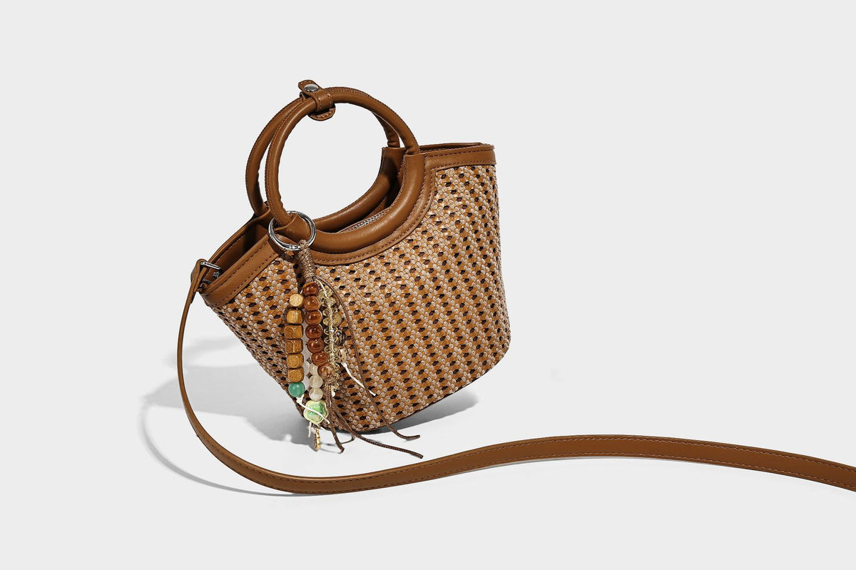 Kleine gewebte Beuteltasche in Tanbraun mit rundem Henkel aus Lederimitat, Quastenanhänger mit Perlen und abnehmbarem Crossbody-Riemen