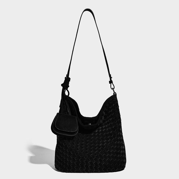 Weich fallende gewebte Hobo-Schultertasche mit Korbgeflecht-Textur, angesetztem Mini-Etui auf der Vorderseite und verstellbarem geknotetem Schulterriemen, Detailansicht