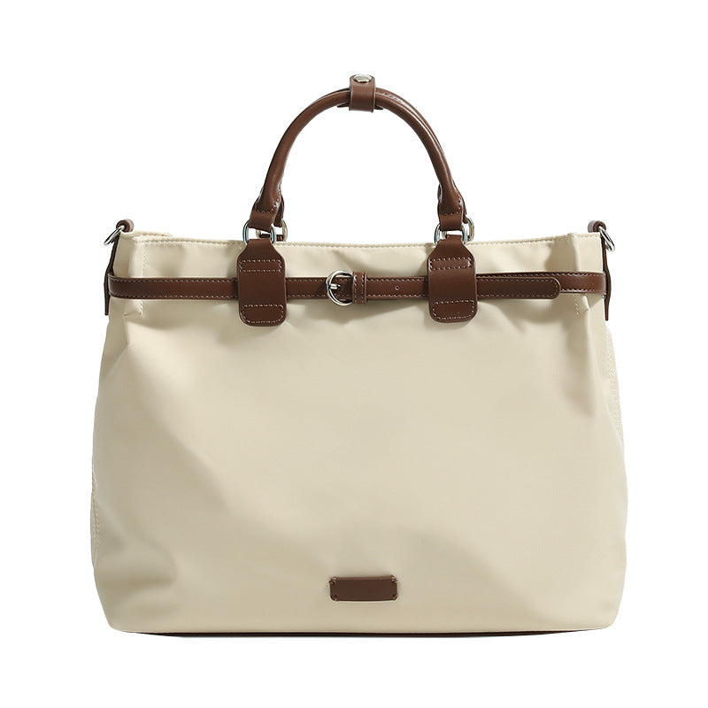 Strukturierte wandelbare Tote-Bag aus mattem Nylon mit braunem Besatz in Kunstlederoptik, Schnallengurt-Detail und Beschlägen in Silberoptik