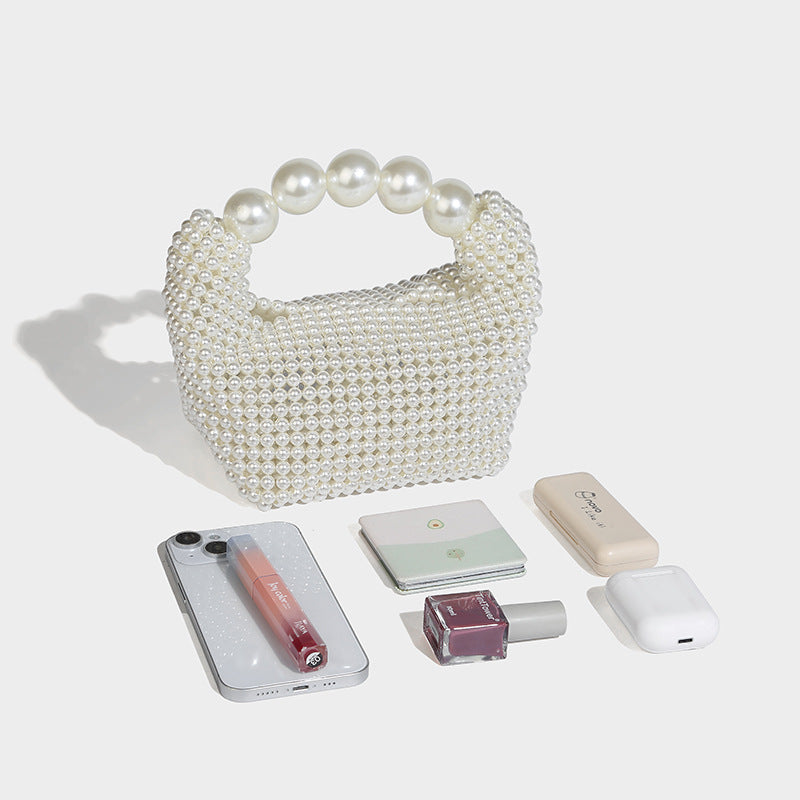Kleine, strukturierte Mini-Henkeltasche mit Kunstperlenverzierung, übergroßem Perlenbogenhenkel und abnehmbarem Perlenriemen zum Crossbody-Tragen