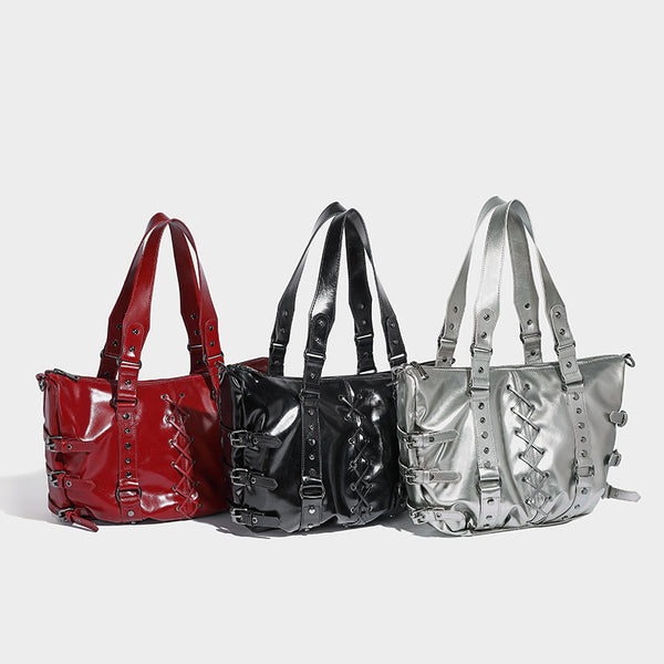 Glänzende Shopper-Tasche in Lederoptik mit geschnürtem Korsett-Element auf der Vorderseite, Nietenbeschlägen und seitlichen Riemen mit Schnallen, Detailansicht 2