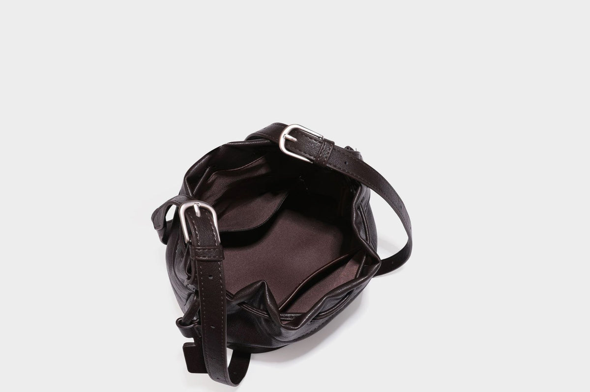 Kleine Beuteltasche aus genarbter Lederoptik mit Kordelzug, verstellbarem Crossbody-Riemen und silberfarbenen Beschlägen, Detailansicht 40
