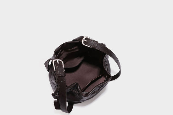 Kleine Beuteltasche aus genarbter Lederoptik mit Kordelzug, verstellbarem Crossbody-Riemen und silberfarbenen Beschlägen, Detailansicht 40