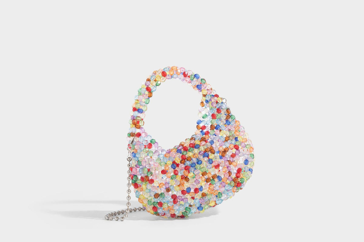Kleine, abgerundete Hobo-Bag mit facettierten, durchscheinenden Perlen in Kristalloptik, passendem Perlenhenkel oben und silberfarbenen Details