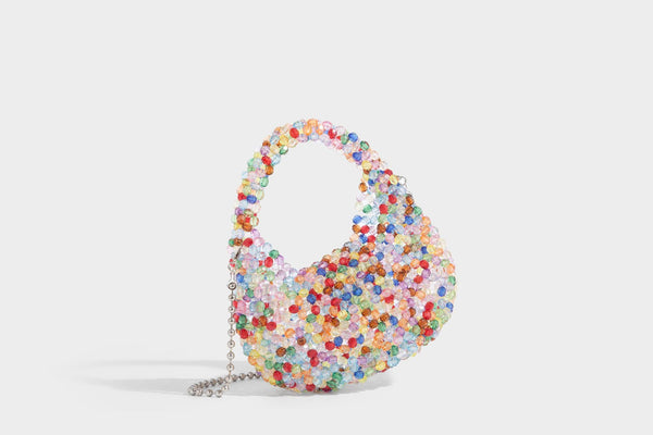 Kleine, abgerundete Hobo-Bag mit facettierten, durchscheinenden Perlen in Kristalloptik, passendem Perlenhenkel oben und silberfarbenen Details