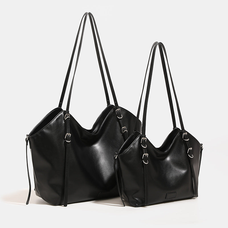 Glatte Tote-Schultertasche aus Lederimitat mit silberfarbenen Schnallenbeschlägen und zwei Schulterriemen, Detailansicht 3