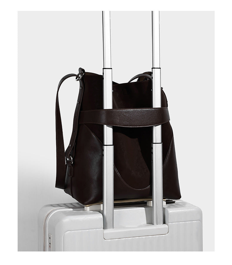 Hohe, matte Beuteltasche mit Veloursleder-Haptik, Band in Lederoptik, silberfarbenen Beschlägen und abnehmbarer Reißverschlusstasche, Detailansicht 11