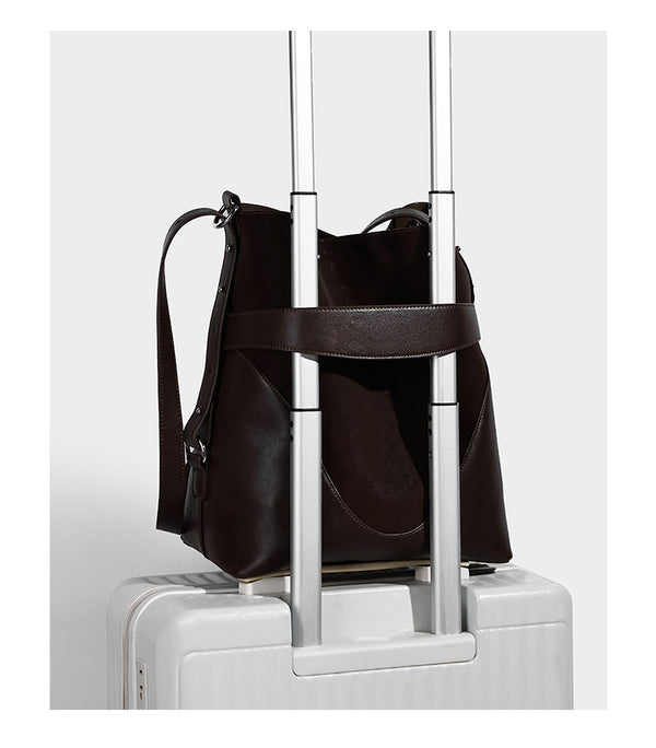 Hohe, matte Beuteltasche mit Veloursleder-Haptik, Band in Lederoptik, silberfarbenen Beschlägen und abnehmbarer Reißverschlusstasche, Detailansicht 11