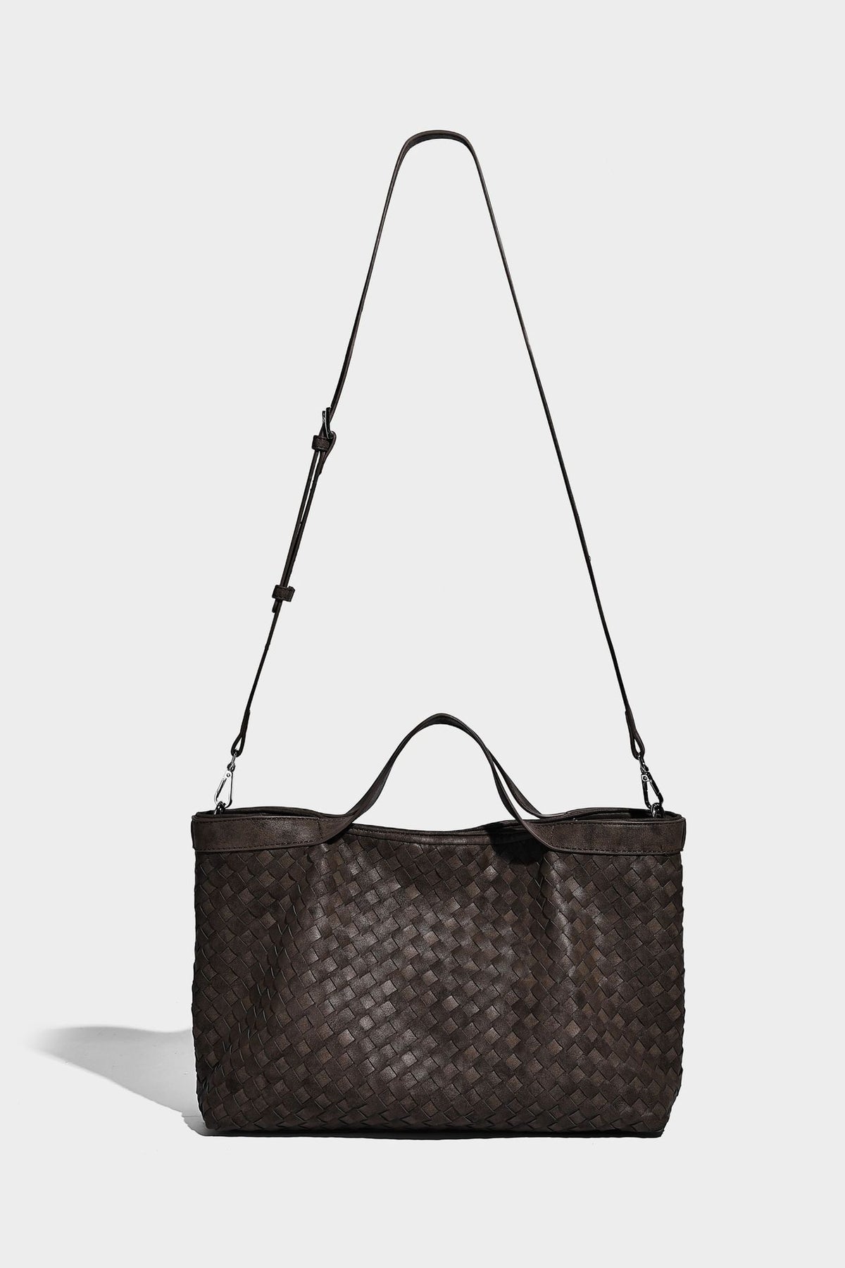 Große, formstabile Tote-Bag in Lederoptik mit gewebter Struktur und passender kleiner Tasche in Dunkelbraun, zwei Henkeln und verstellbarem