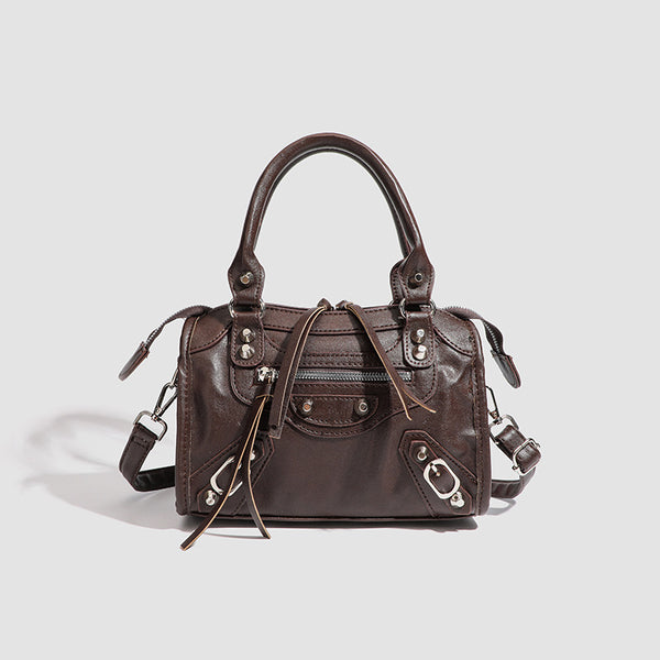 Mini-Henkeltasche mit formstabiler Silhouette, silberfarbenen Nietenbeschlägen, Reißverschlussfach vorne, zwei Tragegriffen und abnehmbarem Schulterriemen