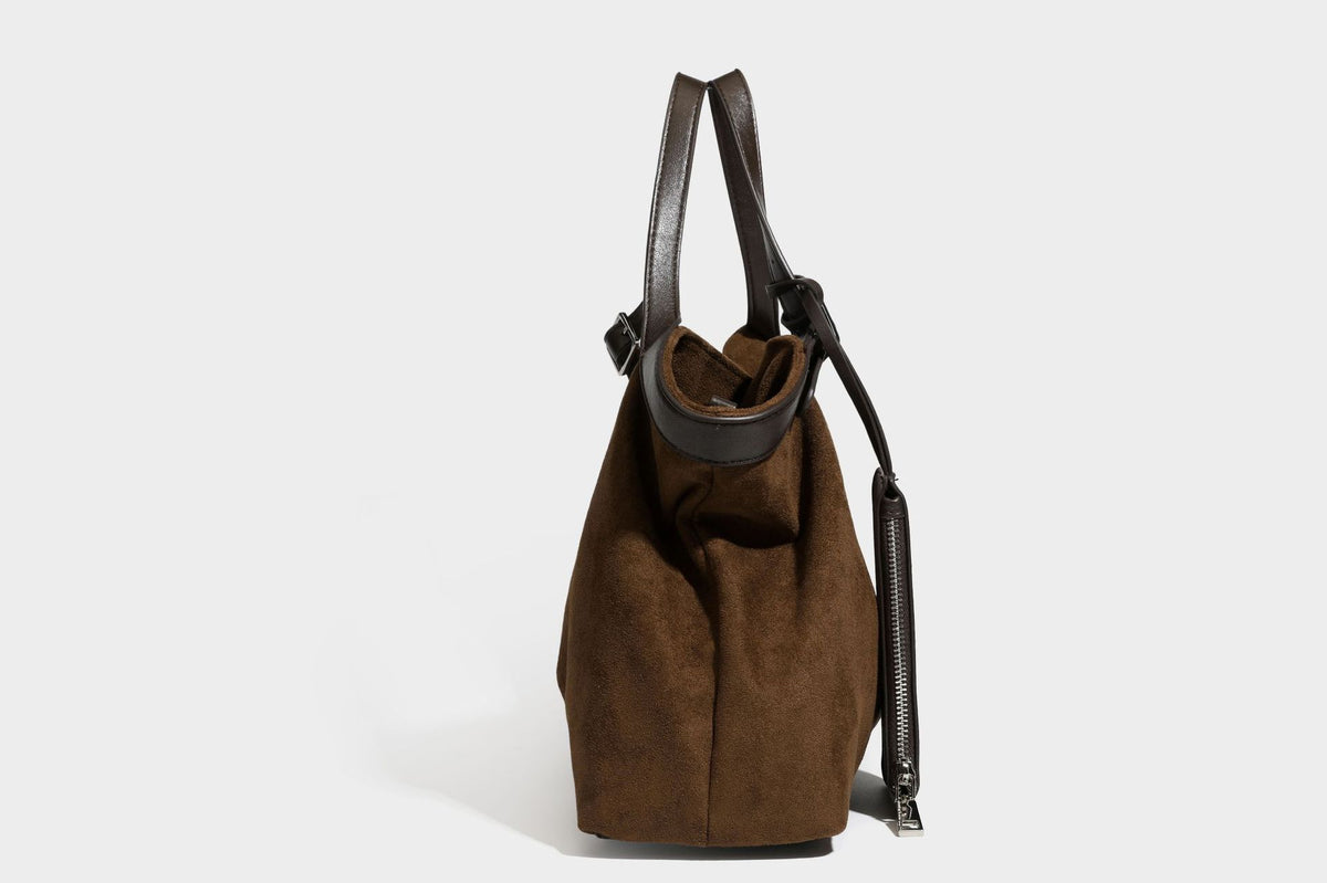 Große, weich fallende Tote aus Wildlederoptik in warmem Braun mit dunklen glatten Besätzen, zwei Tragegriffen, abnehmbarem Reißverschluss-Etui und, Detail