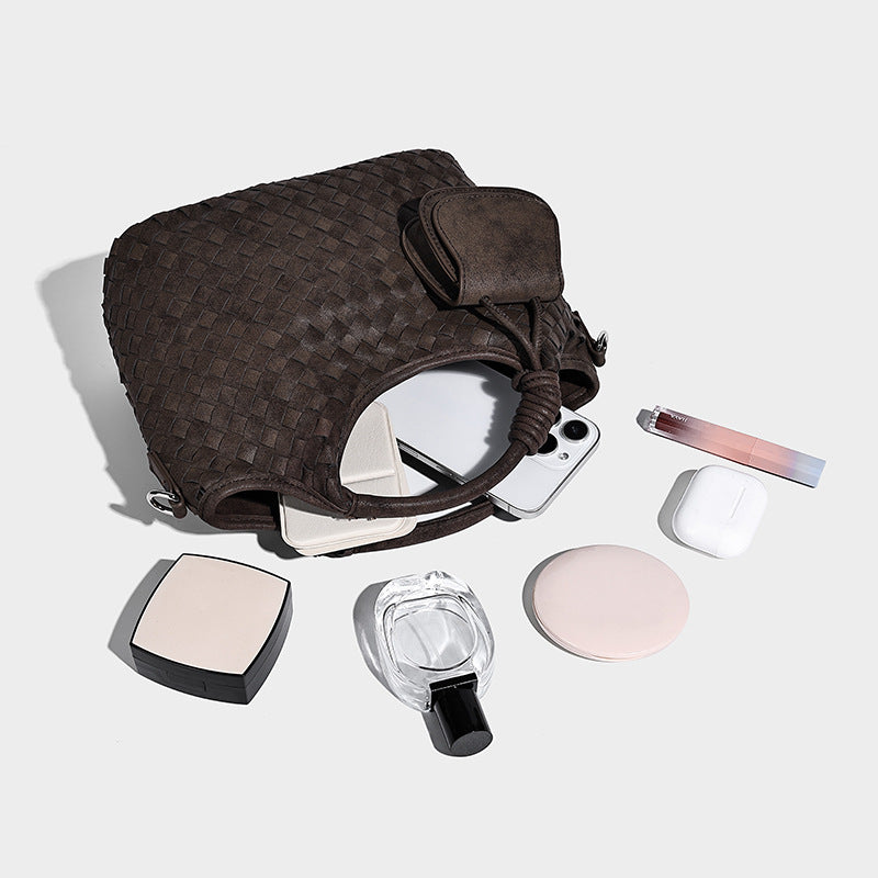 Wandelbare Tote-Schultertasche aus mattem Webmaterial mit geknoteten Henkeln, vorderer Überschlagtasche und abnehmbarem Riemen, Detailansicht 4