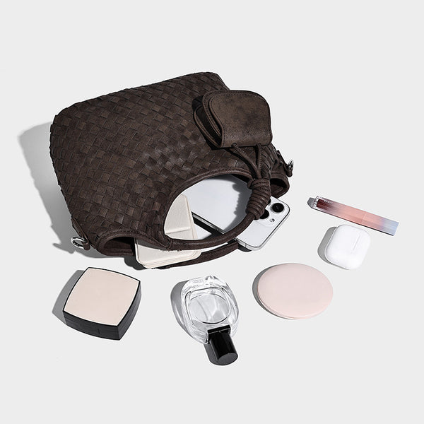 Wandelbare Tote-Schultertasche aus mattem Webmaterial mit geknoteten Henkeln, vorderer Überschlagtasche und abnehmbarem Riemen, Detailansicht 4