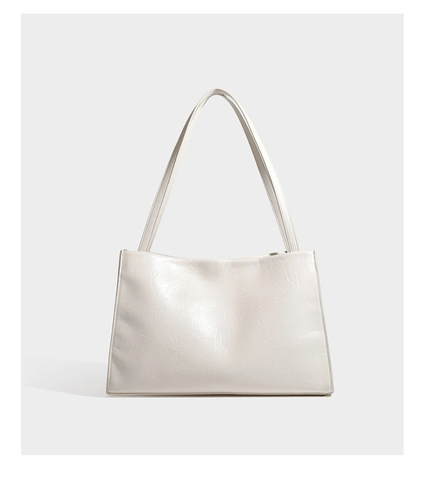 Strukturierte, rechteckige Tote-Schultertasche mit glänzender, geknautschter Lederoptik, langen Doppelriemen und goldfarbenem Emblem