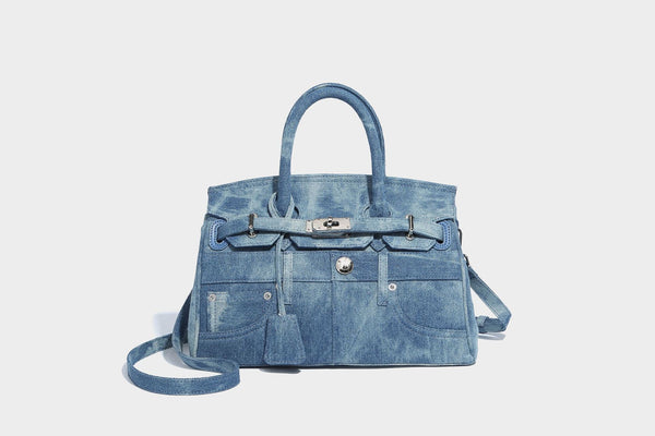 Strukturierte Patchwork-Henkeltasche aus gewaschenem Denim mit gerollten Tragegriffen, Überschlag mit Drehverschluss, aufgesetzten Fronttaschen und, Detail