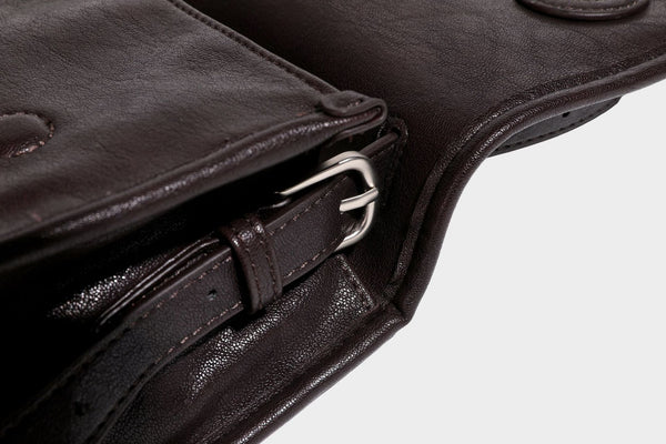 Strukturierte Satchel-Tasche mit Überschlag aus dunkelbrauner, glänzender Lederoptik, kurzem Tragegriff und langem, verstellbarem Schulterriemen