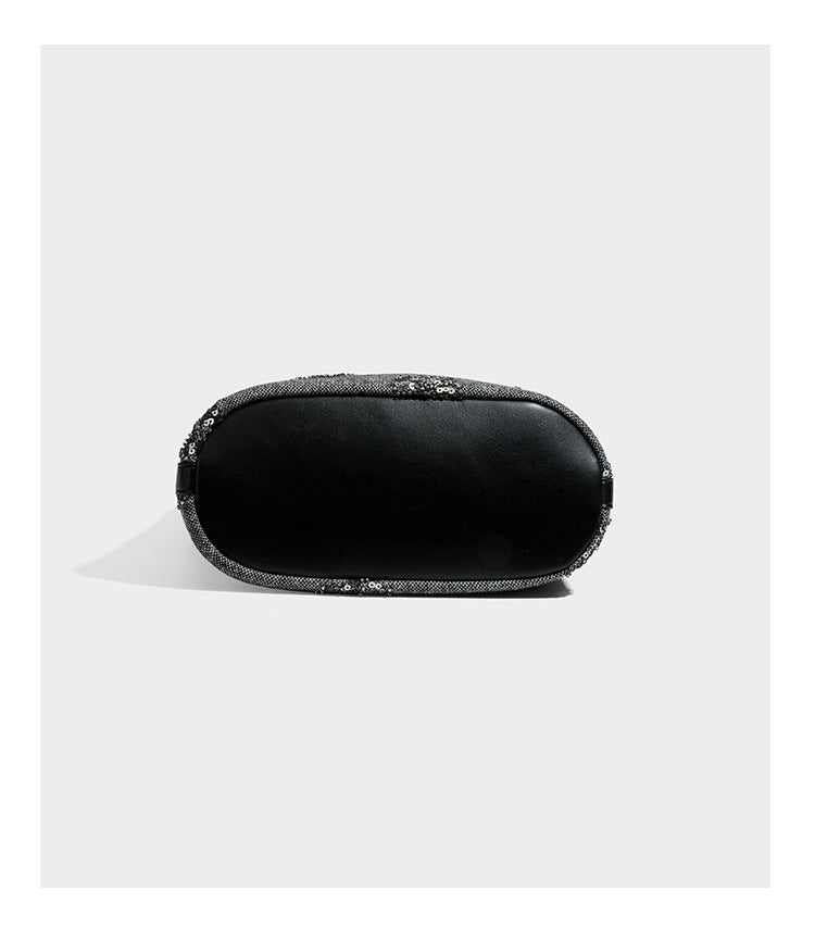 Lässig fallende Hobo-Schultertasche aus anthrazitfarbenem Webstoff mit floraler Stickerei aus silberfarbenen Pailletten, schwarzem Besatz in Lederoptik und langem