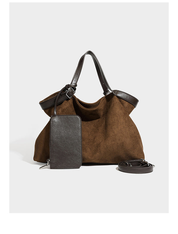 Große, weich fallende Shopper-Tasche in warmem Braun in Velourslederoptik mit dunklem glattem Besatz, zwei Tragegriffen, abnehmbarer Reißverschlusstasche, Detailansicht