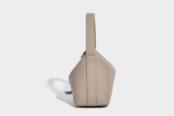 Hobo-Schultertasche in genarbter Lederoptik mit goldfarbenem Drehverschluss und Reißverschluss oben, Detailansicht 26