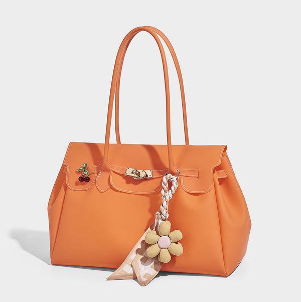 Strukturierte, matte Jelly-Tote-Bag mit goldfarbenem Drehverschluss an der Überschlagklappe, zwei Schulterriemen, seitlichen Einsätzen und dekorativem