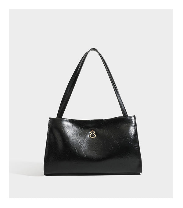 Strukturierte, rechteckige Tote-Schultertasche mit glänzender, geknautschter Lederoptik, langen Doppelriemen und goldfarbenem Emblem