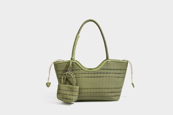 Strukturierte Henkeltasche aus geflochtenem Material in Dunkelbraun mit geflochtenen Henkeln, seitlichen Zugbändern und befestigtem Mini-Täschchen aus geflochtenem Material mit
