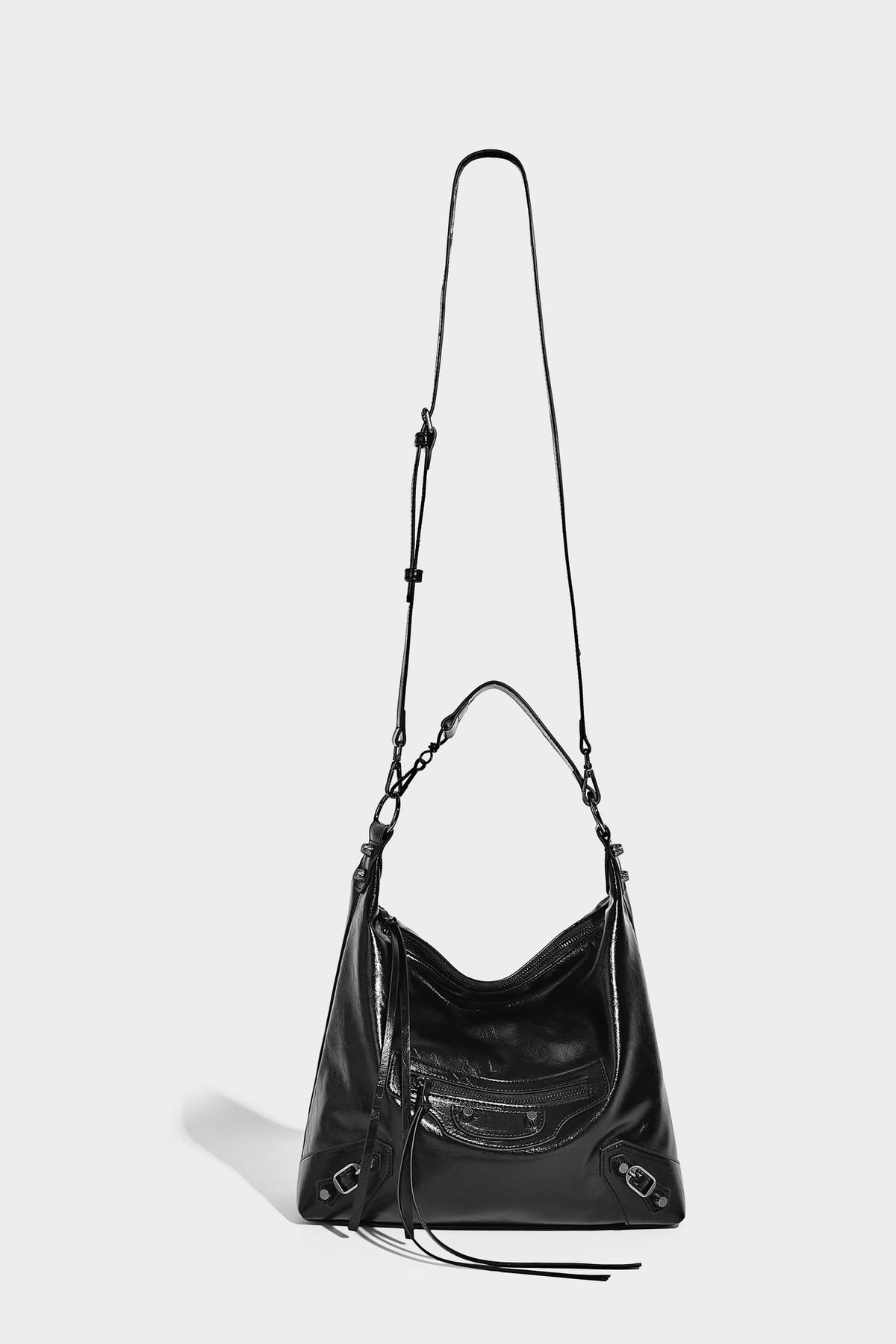 Große, glänzende Hobo-Schultertasche mit geknautschtem Effekt, dunkelfarbenen Nieten, Reißverschluss, vorderem Reißverschlussfach und verstellbarem Crossbody-Riemen