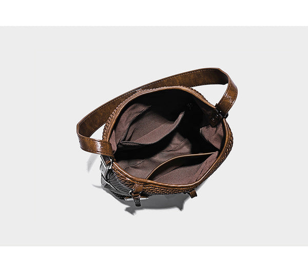 Große Schultertasche im Beuteltaschenstil mit Flechtstruktur, glatten Besätzen in Lederoptik, verstellbarem Riemen und Anhänger-Detail, Detailansicht