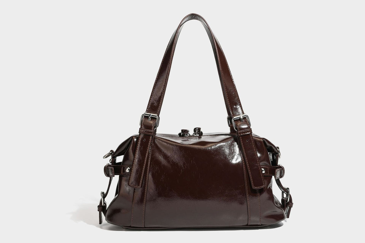 Strukturierte Schultertasche in glänzender Lederoptik mit abgerundetem Korpus, silberfarbenen Beschlägen, Reißverschlussfach auf der Vorderseite und Leopardenmuster