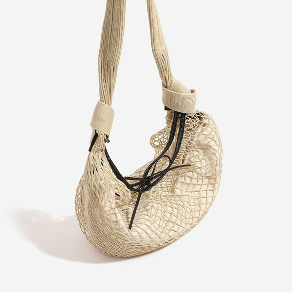 Abgerundete Hobo-Schultertasche aus Kordelnetz mit offenem Gittermuster, geflochtenem Textilriemen und schwarzem Kordelzug am Taschenverschluss, Detailansicht 3