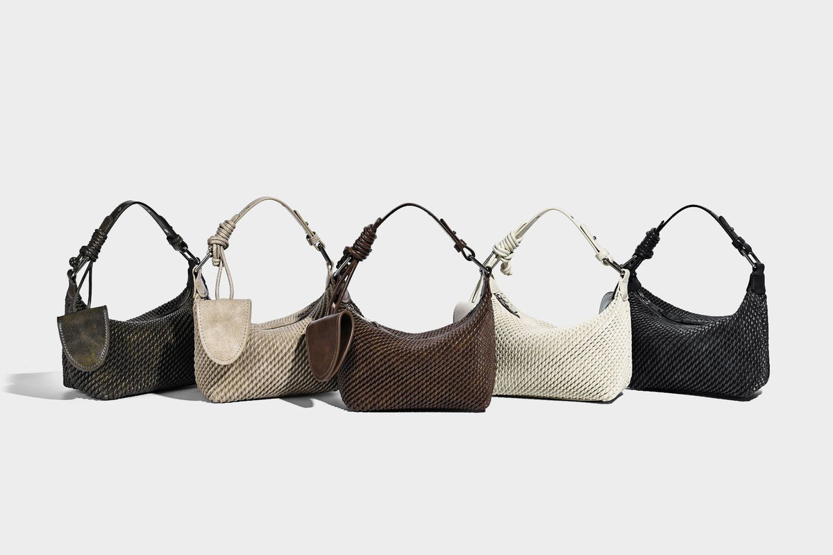 Hobo-Schultertasche in Halbmondform mit Webstruktur, geknotetem Tragegriff, befestigter kleiner Tasche mit Überschlag und verstellbarem Riemen in warmem