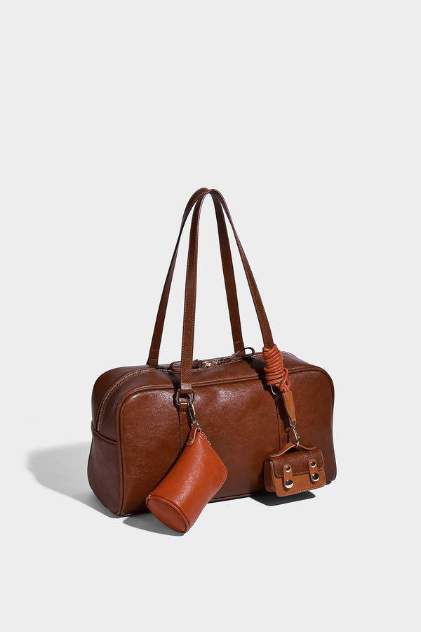 Strukturierte Boston-Schultertasche in glänzender Lederoptik mit zwei langen Trageriemen, Reißverschluss oben, goldfarbenen Beschlägen und zwei