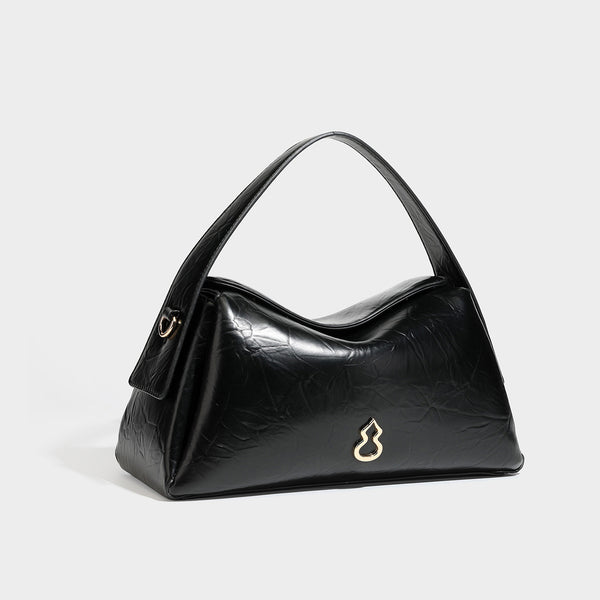 Glänzende, geknautschte Trapez-Schultertasche mit Klappenverschluss, Logo-Beschlägen in Goldoptik, Tragegriff und abnehmbarem, verstellbarem