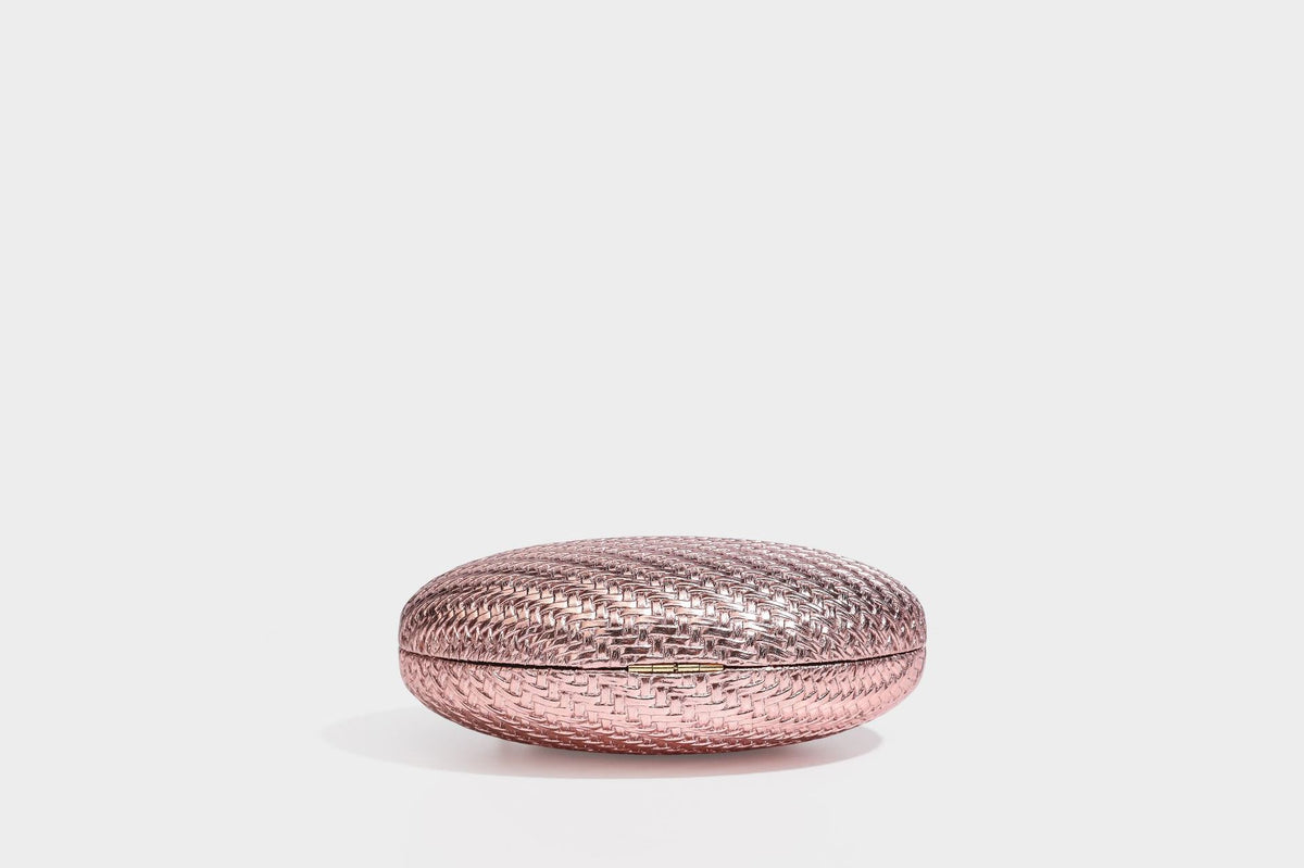 Kleine, ovale, metallisch gewebte Clutch mit juwelenbesetztem Bügelverschluss in Goldoptik und abnehmbarem Kettenriemen, Detailansicht 31