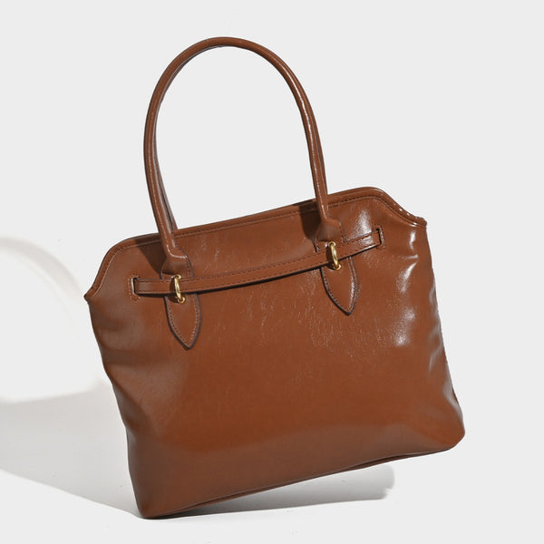 Strukturierte Tote-Tasche aus cognacbraunem Lederimitat mit dekorativem Riemen und goldfarbenen Beschlägen, Detailansicht 3