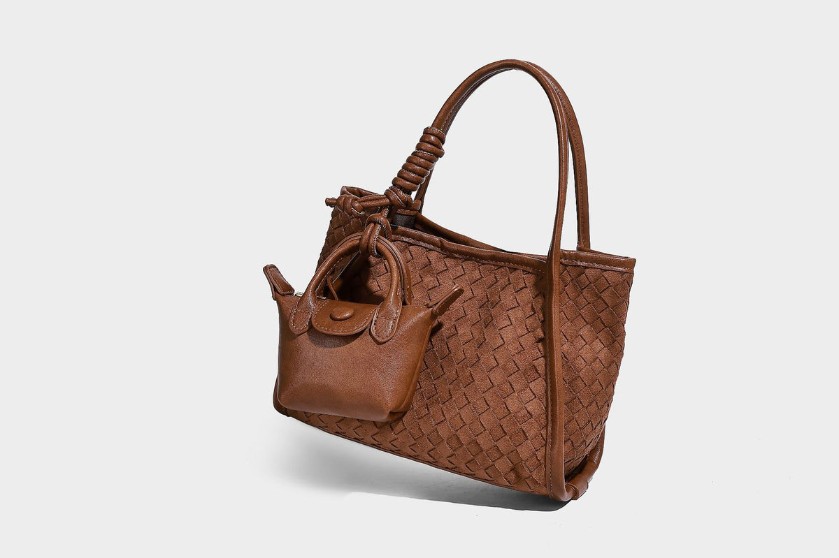 Strukturierte Tote-Bag mit gewebter Oberfläche, befestigtem Mini-Charm-Täschchen, geknoteten Tragegriffen und abnehmbarem Schulterriemen, Detailansicht