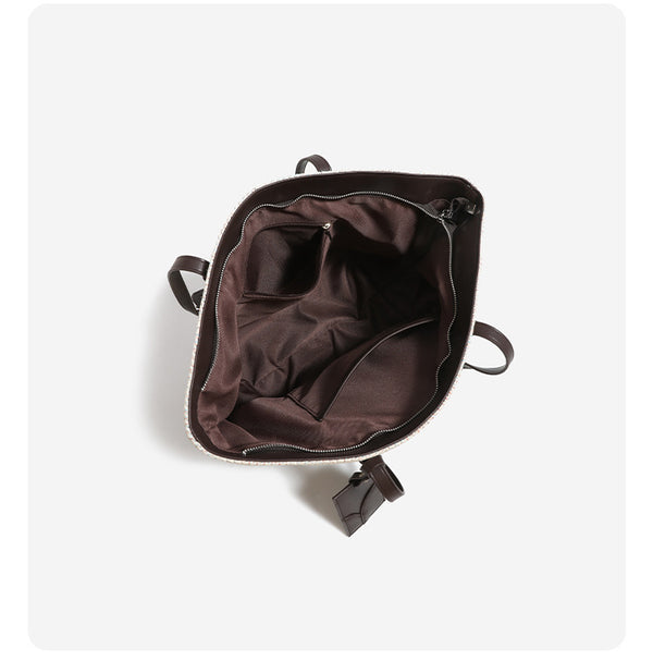 Cremefarbene gewebte Tote-Bag mit dunkelbraunen Schulterriemen in Lederoptik und abnehmbarem Anhänger, Detailansicht 7