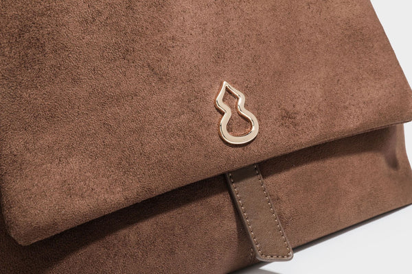 Formstabile Satchel-Tasche mit mattem Veloursleder-Finish, Überschlag, goldfarbenen Emblem-Beschlägen, kurzem Tragegriff und verstellbarem Crossbody-Riemen