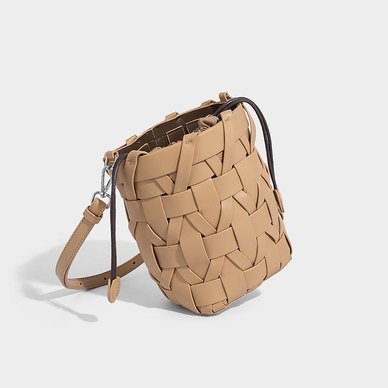 Kleine gewebte Bucket-Tasche aus Lederoptik mit verflochtener Oberfläche, Zugverschluss und verstellbarem Crossbody-Riemen