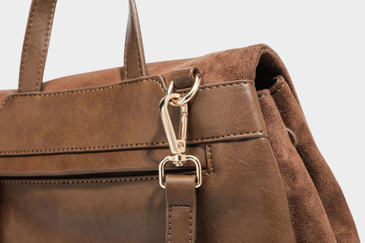 Formstabile Satchel-Tasche mit mattem Veloursleder-Finish, Überschlag, goldfarbenen Emblem-Beschlägen, kurzem Tragegriff und verstellbarem Crossbody-Riemen