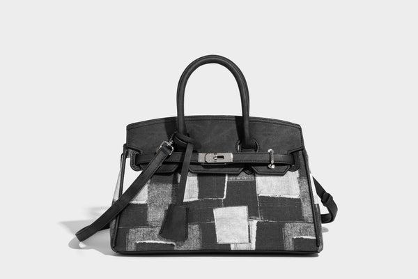 Strukturierte Patchwork-Henkeltasche mit zwei Tragegriffen, Klappverschluss mit Drehverschluss und silberfarbenen Beschlägen, Detailansicht 30