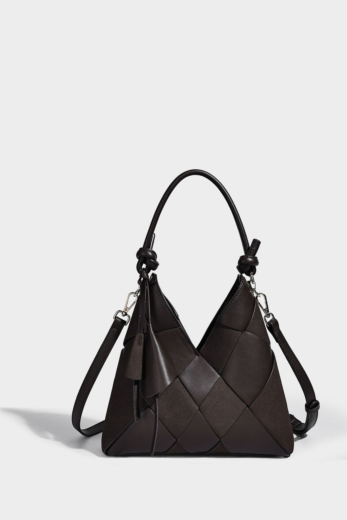 Geflochtene, wandelbare Tote-Bag in Lederoptik mit geknoteten Tragegriffen, abnehmbarem Schulterriemen und goldfarbenen Metalldetails, Detailansicht