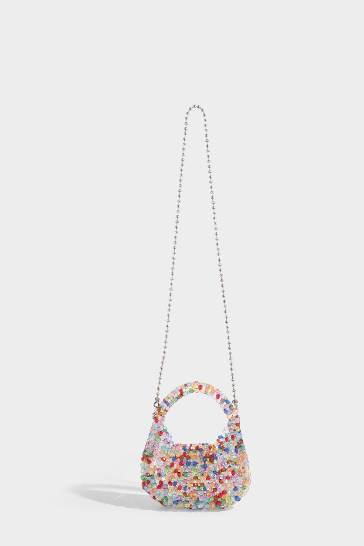 Kleine, abgerundete Hobo-Bag mit facettierten, durchscheinenden Perlen in Kristalloptik, passendem Perlenhenkel oben und silberfarbenen Details
