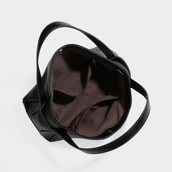 Schwarze Tote-Bag in genarbter Lederoptik mit kürbisförmigen Beschlägen in Goldoptik, zwei Tragegriffen und abnehmbarem Crossbody-Schulterriemen, Detailansicht