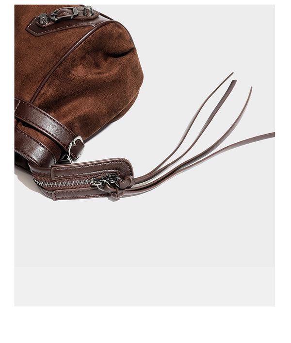 Strukturierte Vintage-Schultertasche im Moto-Stil mit matten Einsätzen in Velourslederoptik, Besatz in Lederoptik, dunkel silberfarbenen Nieten und vorderem Reißverschluss