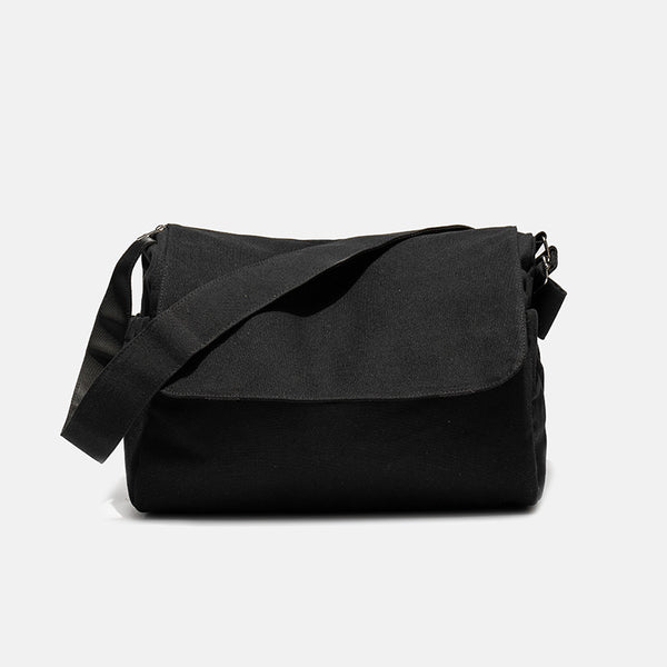 Große Messenger-Bag aus mattem schwarzem Canvas mit Frontklappe, Reißverschluss oben, elastischen Seitentaschen und verstellbarem silberfarbenem