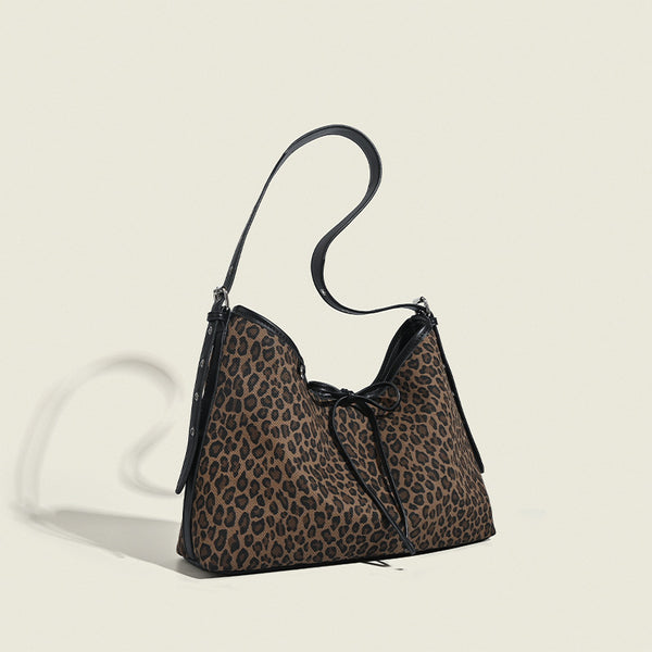 Lässige Hobo-Tasche mit braun-schwarzem Leopardenmuster, Kordelzug mit Schleife, schwarzem Besatz in Lederoptik und Niete in Silberoptik