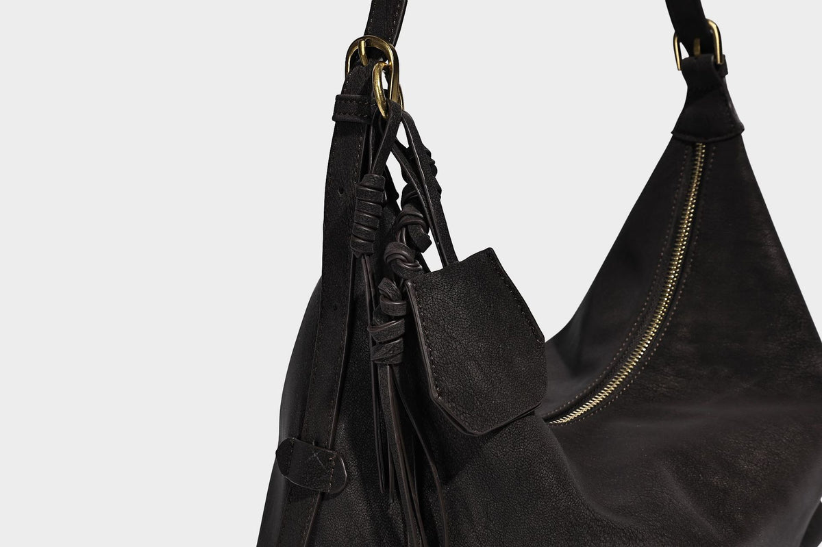 Lässige Hobo-Schultertasche mit matter Oberfläche, Quastenbesatz und goldfarbenen Metallelementen, Detailansicht 27